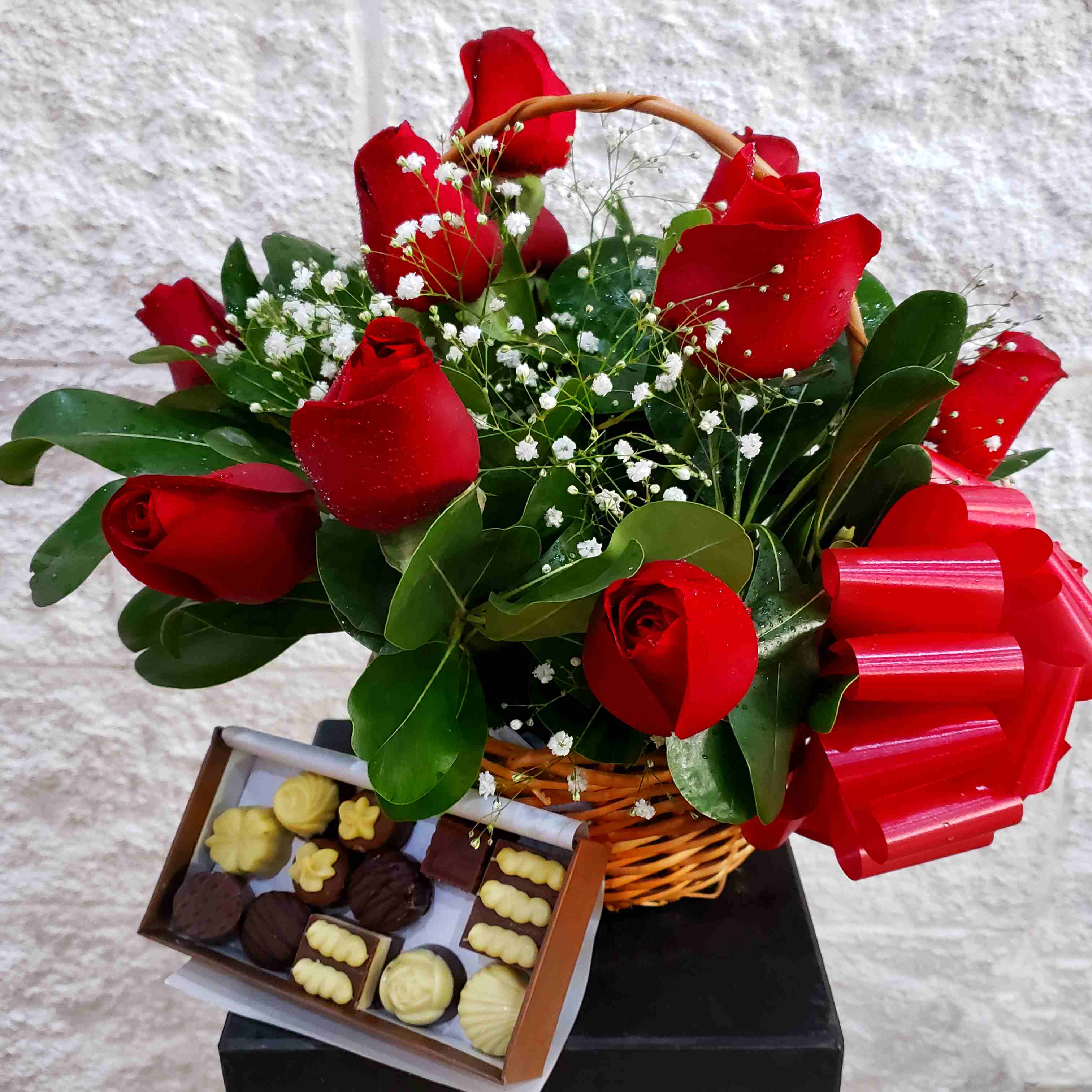 Envio y venta de flores ,rosas, plantas,arreglos florales ,regalos y desayunos a domicilio con delivery gratis en la Ciudad Autonoma de Buenos Aires y con costo de env�o en localidades del Gran Buenos Aires asi como delivery de flores y plantas a trav�s de florerias asociadas en todas las provincias de la Argentina, Buenos Aires, la Pampa, Tucuman, La Rioja, R�o Negro, Entre Rios, Corrientes, Misiones, Neuquen, Chubut, Tierra del Fuego, Santa Cruz, San Luis, Mendoza, Cordoba, Jujuy, Formosa, Santiago del Estero, Salta, Chaco, Catamarca ,San Juan, y ademas realizamos el delivery de flores ,coronas,palmas , plantas y regalos a todas las ciudades de Argentina, Mar del Plata, C�rdoba, Buenos Aires, con cargo en Santa Rosa, La Plata, Bella Vista, Neuquen, Pilar, Paran�, Posadas, Resistencia, Cipolleti y mas de 300 ciudades y localidades en todo el territorio de nuestro pa�s, asi como tambien tenemos la posibilidad de enviar flores a casi todo el mundo en cuestion de horas